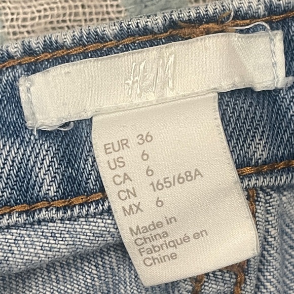 H&M Light Wash Mid Rise Jean Short Shorts - Size 6 - Picture 4 of 4